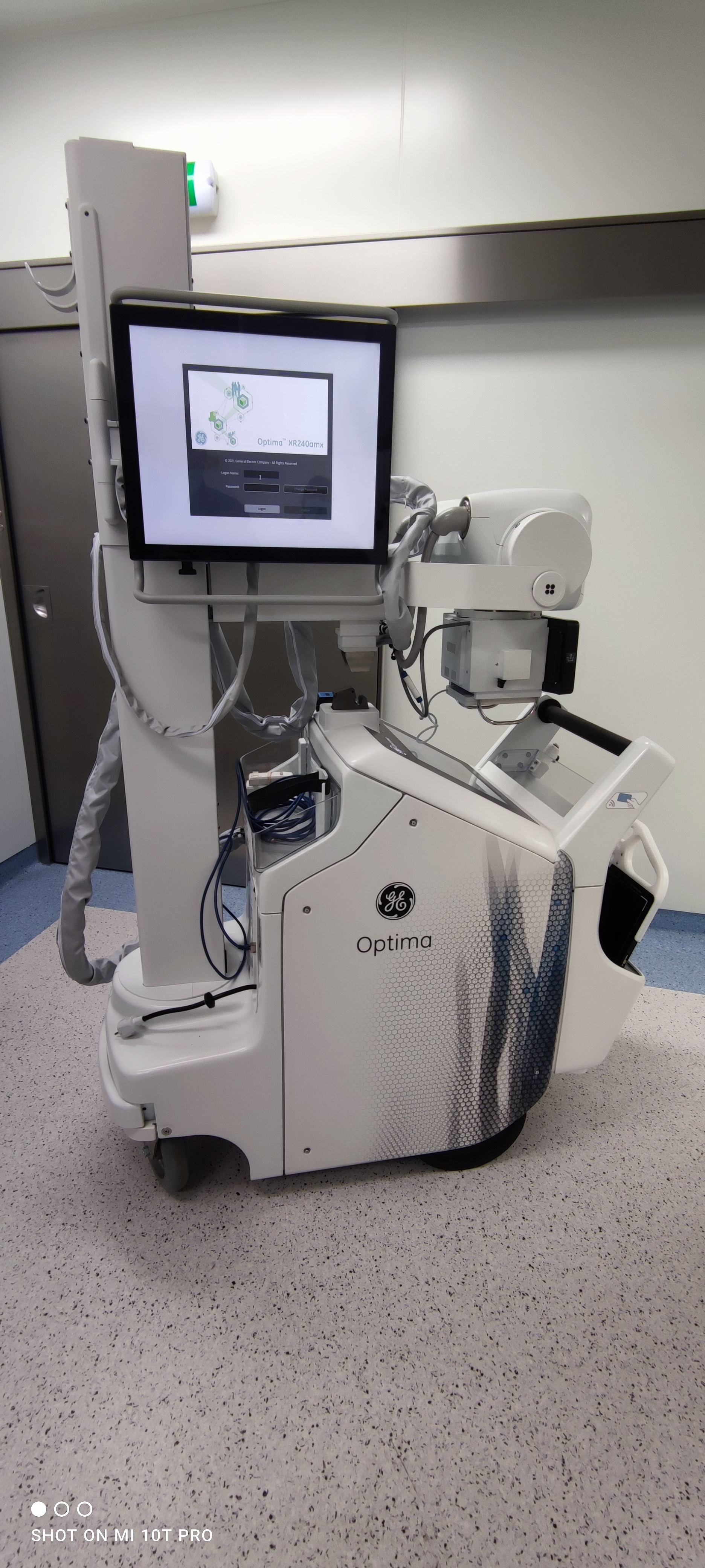Zdjęcie przedstawia aparat rentgenowski Optima XR240 firmy GE